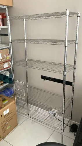 Estante de aço cromada aramada
