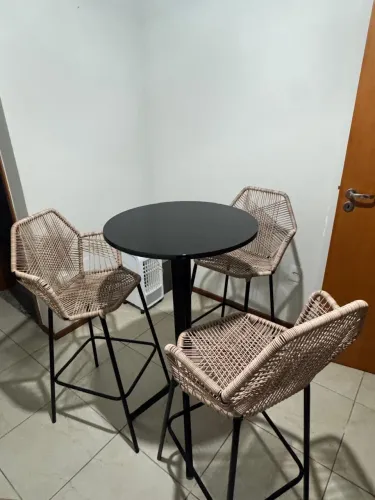 3 Banquetas Tropicália + Mesa Bistrô de Brinde
