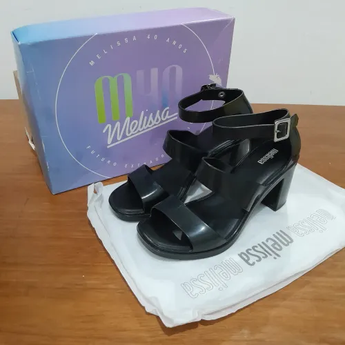 Sandália Melissa N°36 e vestido preto e branco de brinde, e outras roupas em bom estado.