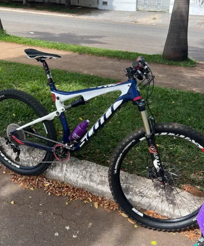 Bicicleta Scott Spark 930 2015 full suspension de alto nível, ideal para trilhas.