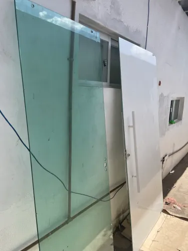 2 portas de vidro,1 porta fixa e uma de correr