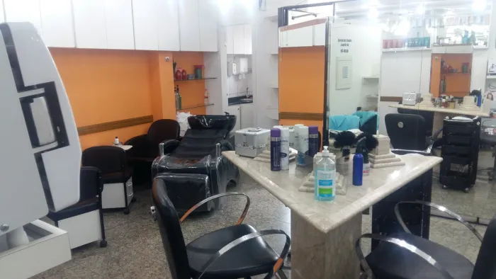 Excelente salão de cabeleireiro, montado, localizada a apenas 200 metros da estação do met