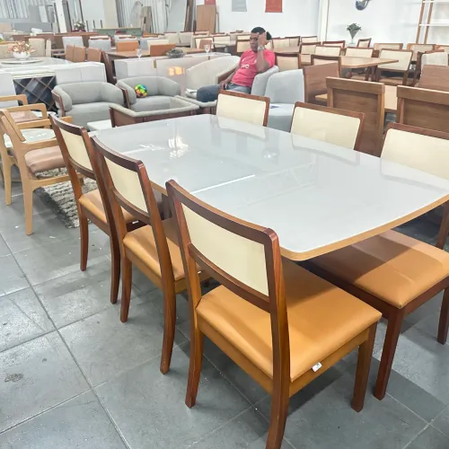 Mesa de jantar de madeira