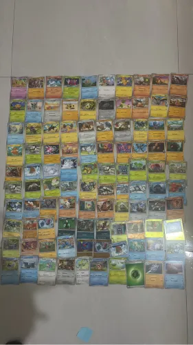Vendo 100 cartas pokemon + 20 códigos