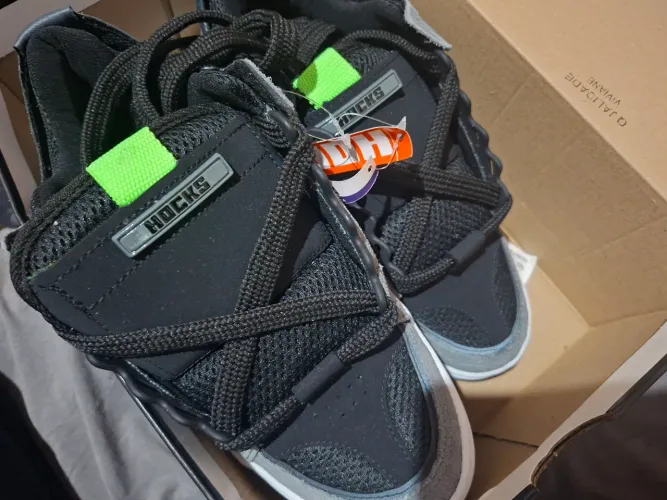 Vendo tenis hocks, tamanho 41 nunca usei ele