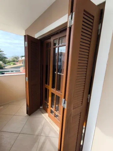 Porta Janela em Madeira de Lei com Veneziana