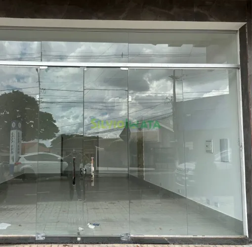 Localizada na Avenida dos Palmares, esta sala comercial oferece um espaço amplo e bem posi