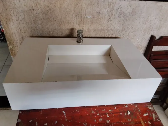 Cuba escupida em porcelanato 