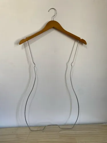  20 unidades - Cabide de Madeira Silhueta 