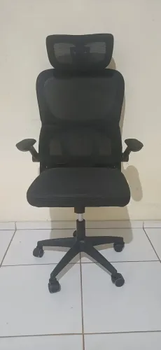 Cadeira ergonômica preta