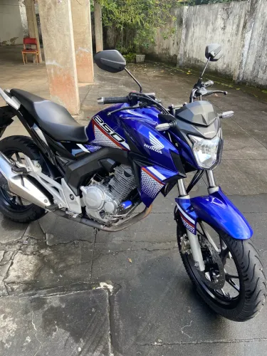 Vendo linda moto analiso troca em cb 300 2024