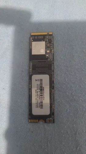 SSD M.2 NVMe de 256GB da marca Adata, modelo SPT256L2.Utiliza a interface PCIe Gen3