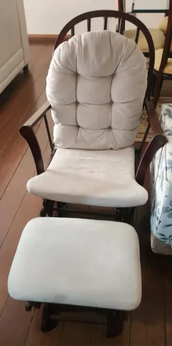 Cadeira de balanço com apoio para os pés