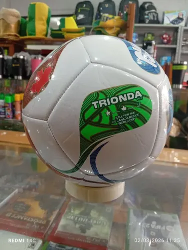 Bola de futebol trionda