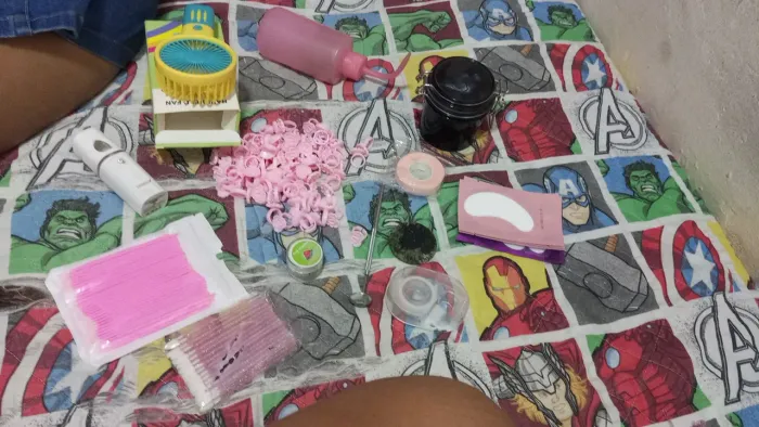 Maca pra cílios e cadeira e repositor