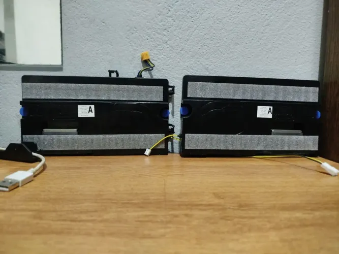 Dois pares de auto-falantes de tv Samsung (testados e funcionando)