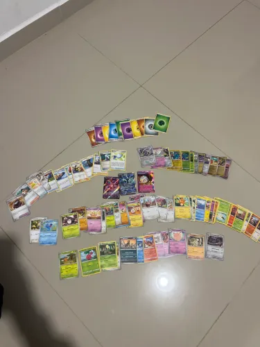 83 cartas Pokémon e 3 raras