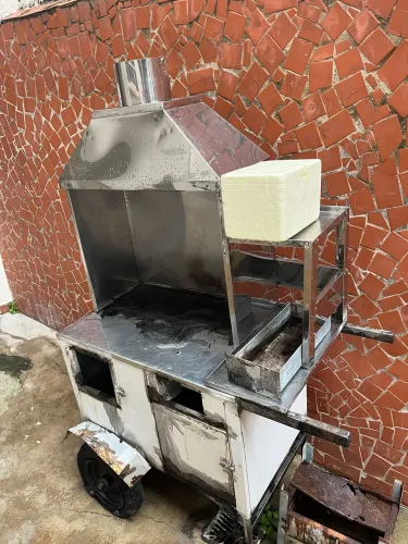 Carrinho de churrasco leia o anúncio 