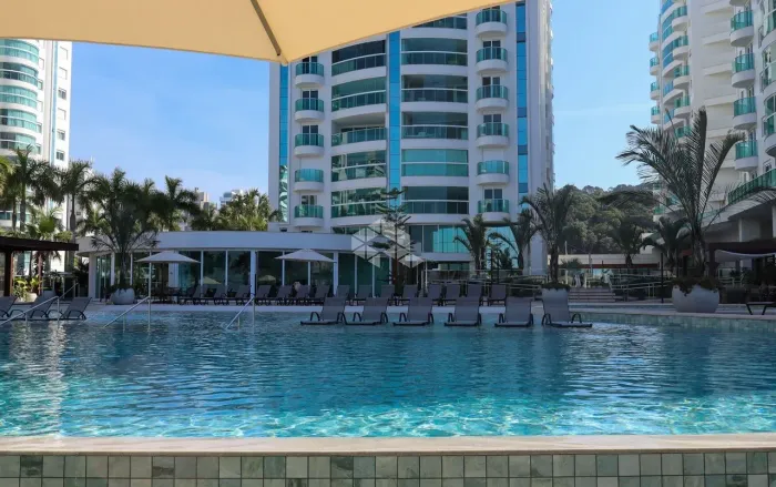 Apartamento diferenciado com 3 quartos sendo suítes e 3 vagas na Praia Brava em Itajaí