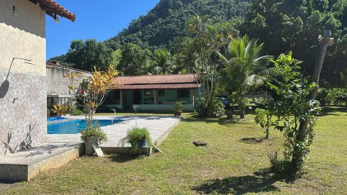 Sítio à venda em Papucaia com rio na propriedade e piscina