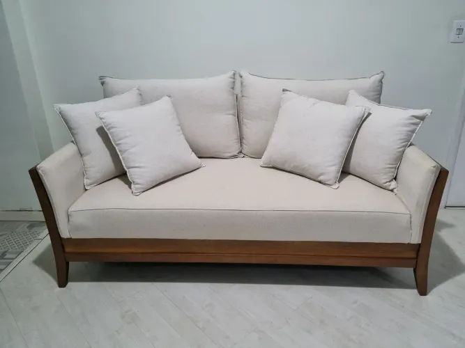 Sofá 3 Lugares em Linho + Madeira Maciça | 6 Almofadas | Lindo!