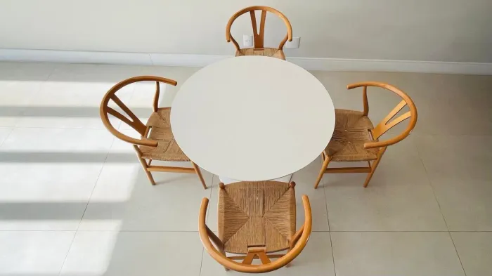 Mesa de mármore com 4 cadeiras.
