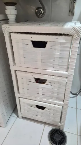 Conjunto de banheiro: armário + cesto de roupas