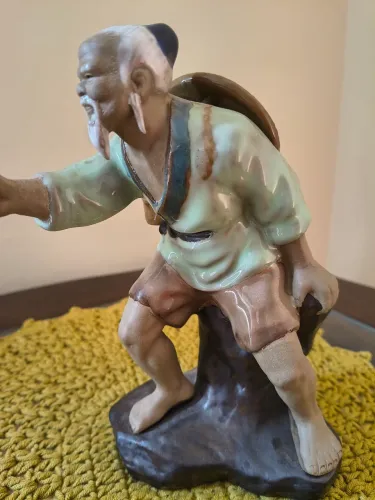 Estatueta Vintage Pescador Oriental em Cerâmica com Vara e Peixe