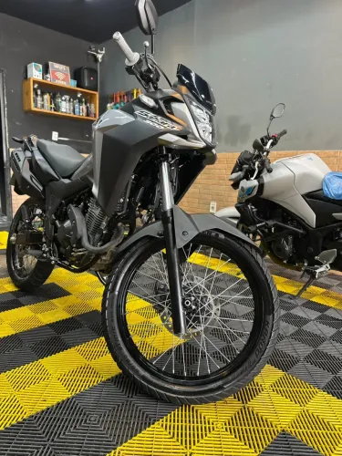 Moto extremamente nova *68