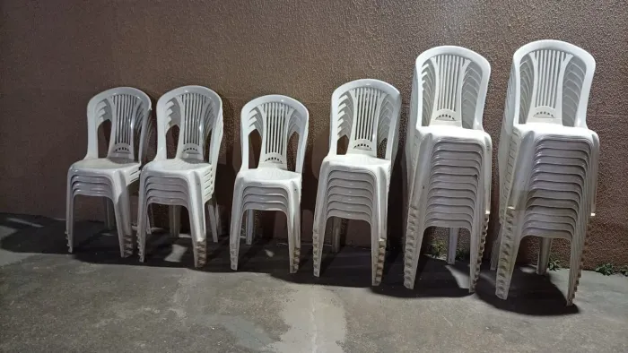 Vende - se 45 cadeiras de plástico Tramontina