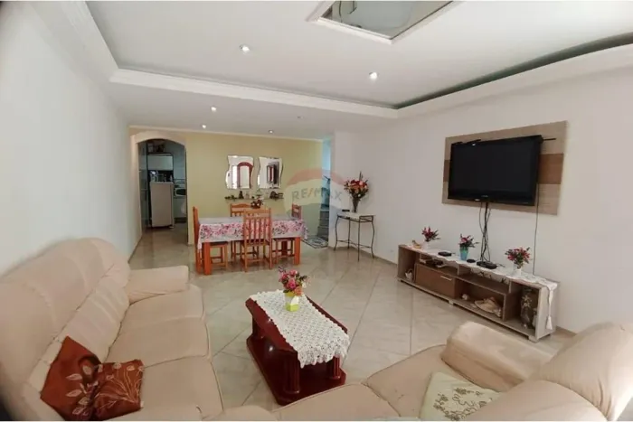 Linda Casa para Alugar em Vila Galvão!