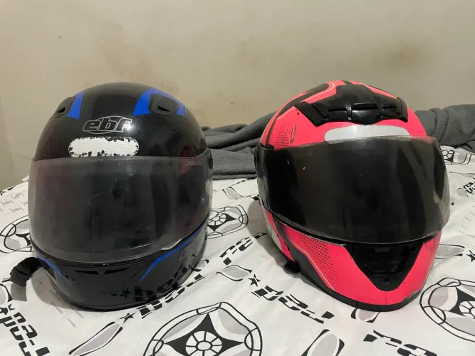 Dois capacetes em perfeito estado