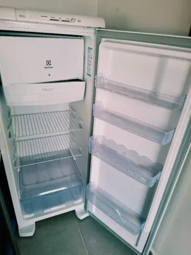 Geladeira Cycle Defrost Electrolux 240 Litros Degelo Prático Branco RE31 110V