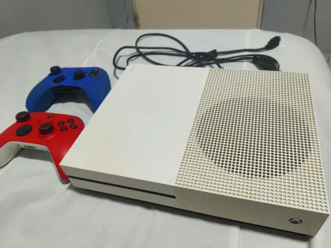 XBOX ONE S + 2 CONTROLES + JOGO FÍSICO