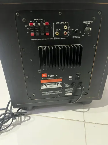 Caixa jbl sub135