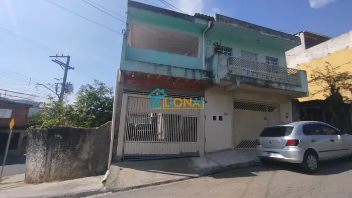 Casa à venda na Av. Águia de Haia com 3 casas no quintal, salão comercial e vagas Zona Le