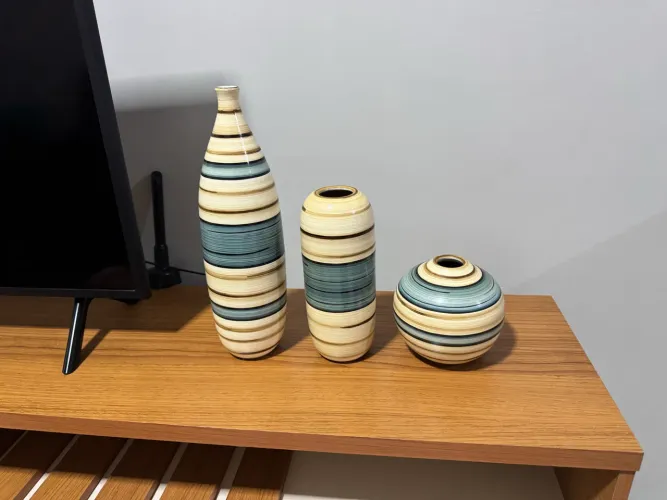 Conjunto de vasos decorativos em cerâmica