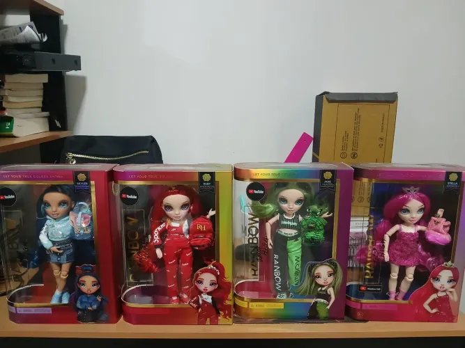 Vendo bonecas novas na caixa de colecionador nunca abertas 