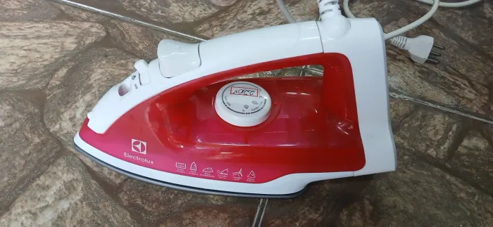 Fero de Passar Roupas Eletrolux SIB21 220 VOLTS