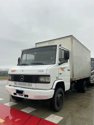 MB 710 plus 2005 baú 
