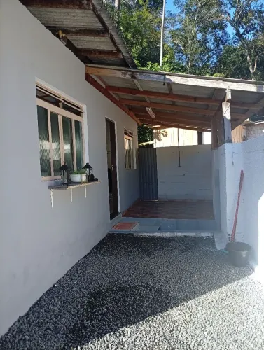 Alugo excelente casa no bairro fazenda