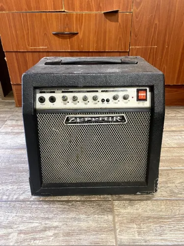 Amplificador de Guitarra Zepphir