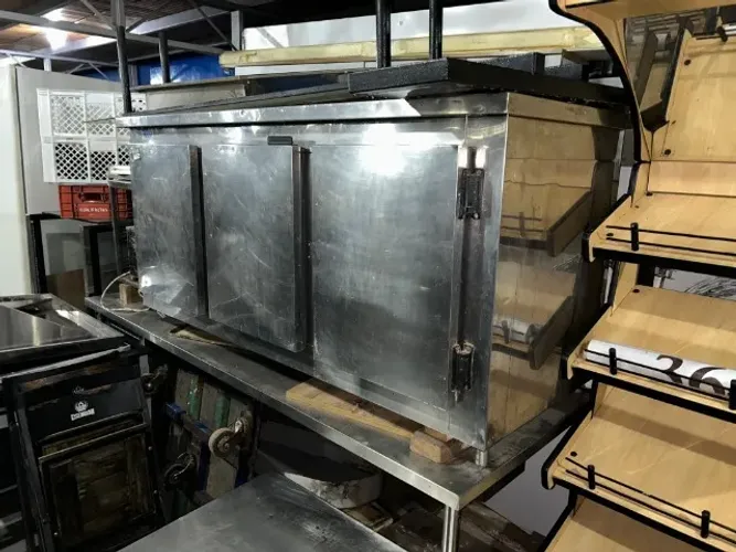balcão refrigerado em inox- com tem 3 portas e- medindo 2,30 mt