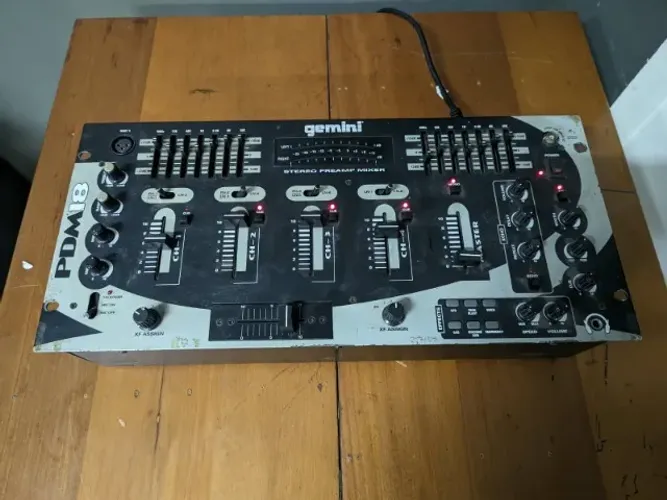 Mixer Gemini PDM18 4 canais equalizador 
