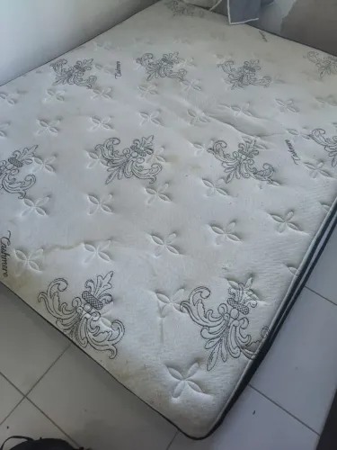 Vendo Colchão de Casal de Espuma medindo 1,98 x 1,58 x 28cm