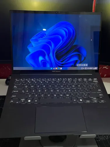ASUS ZENBOOK OLED RYZEN 7 8840hs + 16 DDR5