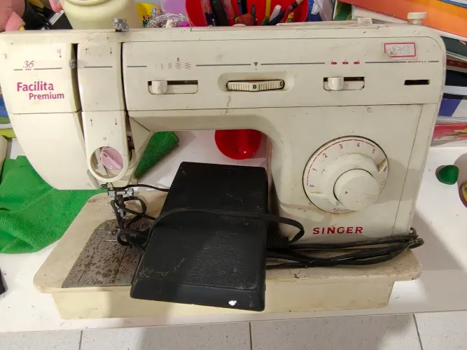 Máquina de costura Singer facilita