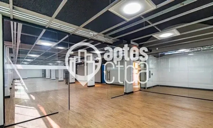 Casa Comercial para locação, com salas corporativas, área operacional e estacionamento amp