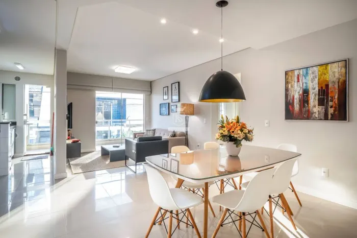 Apartamento de 02 dormitórios bem localizado em Mariscal