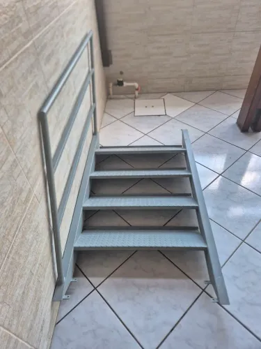 Escada de ferro com corrimão